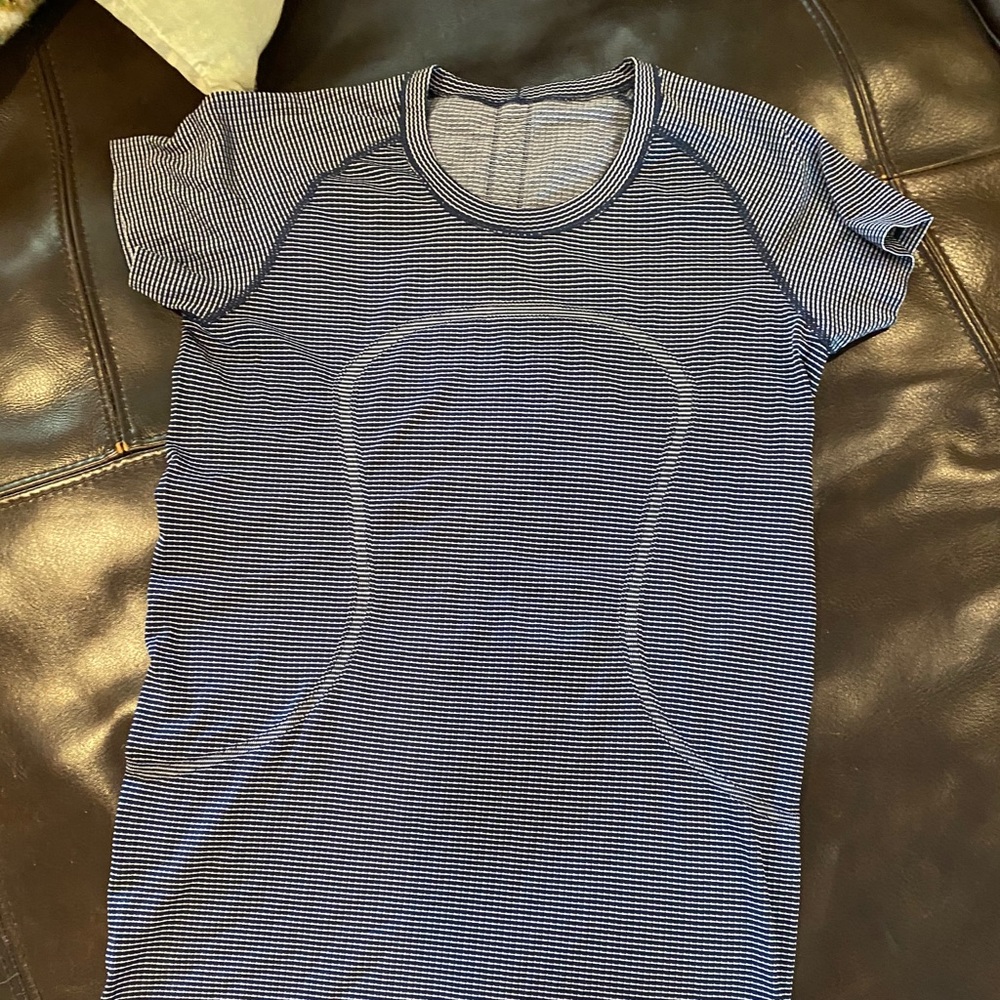 Lululemon blue & white shirt sleeve top